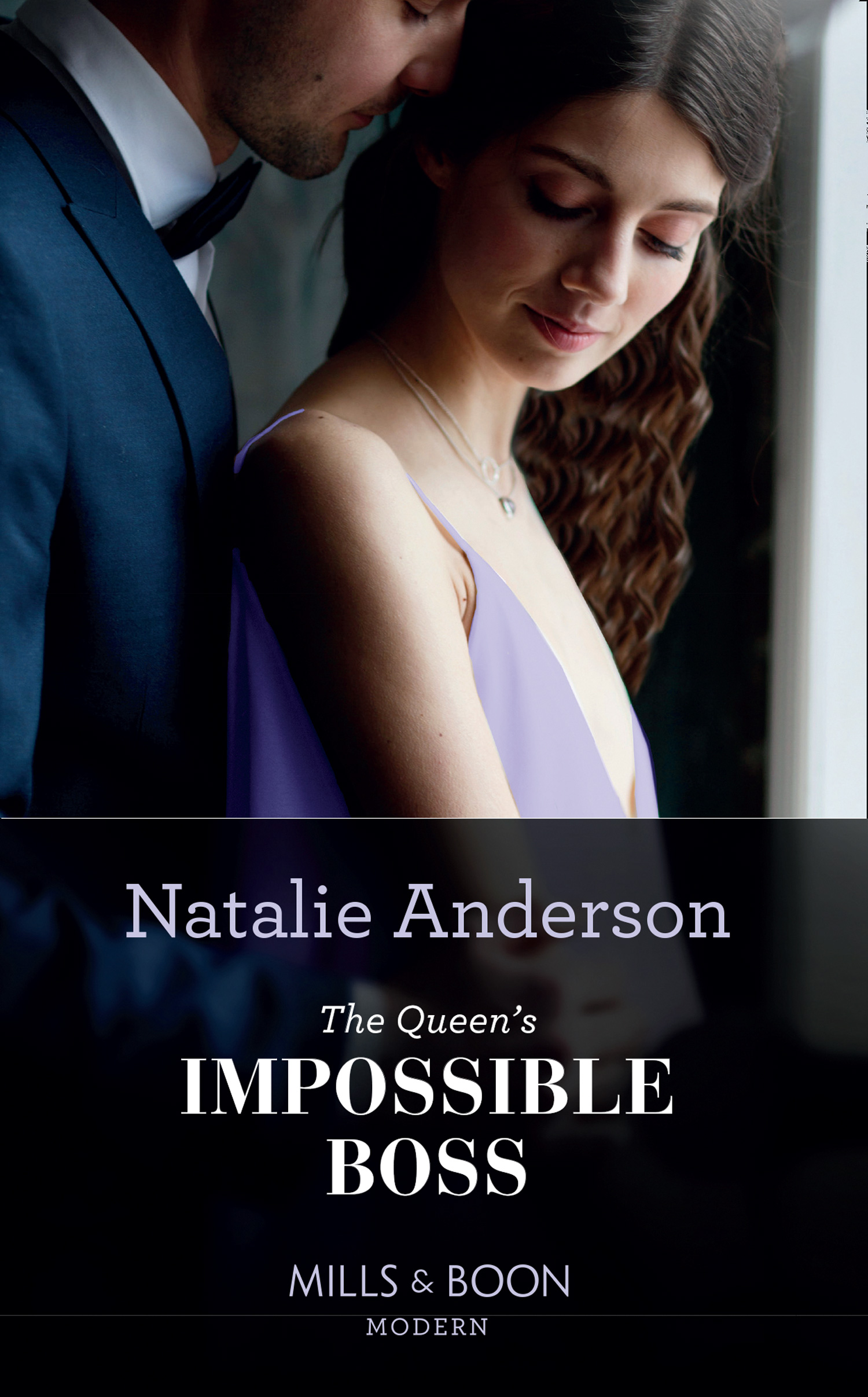 The Queen's Impossible Boss (Mills & Boon Modern) (The Christmas Princess Swap, Book 2)